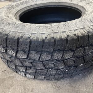 (1) AT Truck Tire 285 70 R17